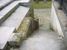 Cimetière communal du Dieweg à Uccle, Bruxelles, à droite de l'entrée: les escaliers descendants