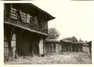 Holzhaus und Schuppen, Bulgarien, historische Fotografie, 1960-1970
