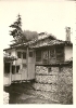 Haus in Bulgarien mit Holzsteg als Brücke, historische Fotografie 1960-1970
