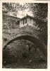 Kleines Haus auf Steinbrücke in Bulgarien, historische Fotografie 1960-1970