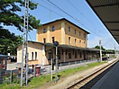 Bahnhofgebäude und Gleis, Dachau