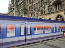 Plakat vor der Baustelle am Marienplatz : U-Bahn-Waggon vor dem Rathaus in München, 08.01.2013 