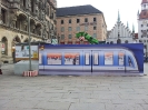 Plakat vor der Baustelle am Marienplatz : U-Bahn-Waggon vor dem Rathaus in München, 08.01.2013