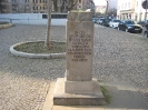  Gedenkstein (seit 1966) für die zerstörte israelitische  Religionsgemeinschaft an der Gottschedstraße  