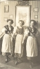 Drei Junge Frauen posieren zu Hause in Tracht, Lebensstil einer gutbürgerlichen Familie in Deutschland zwischen 1900 und 1910