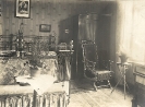 Schlafzimmer mit Metallbett, Orientteppich und Jugenstiltapete, gutbürgerliche Inneneinrichtung, Deutschland zwischen 1900 und 1910