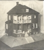 Antikes Puppenhaus, Spielzeug der Kinder einer gutbürgerliche Familie, Deutschland zwischen 1900 und 1910