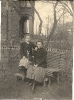 Mutter und Tochter auf der Gartenbank, Lebensstil einer gutbürgerlichen Familie in Deutschland zwischen 1900 und 1910