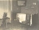 Tagesbett/Gästebett, Orientteppich, Stuhl mit Geflecht und Jugenstiltapete, gutbürgerliche Inneneinrichtung, Deutschland zwischen 1900 und 1910