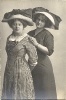 Zwei Junge Frauen, Mode und Lebensstil einer gutbürgerlichen Familie in Deutschland zwischen 1900 und 1910, Kabinetportät