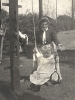 Im Garten, Kleinkind auf Schaukel mit Hausmädchen, Lebensstil einer gutbürgerlichen Familie in Deutschland zwischen 1900 und 1910