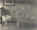 Dekorative Blumenbank, Anrichte, Inneneinrichtung einer gutbürgerlichen Familie in Deutschland zwischen 1900 und 1910