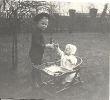 Im Garten, Junge in Matrozenanzug mit Kleinkind, Lebensstil einer gutbürgerlichen Familie in Deutschland zwischen 1900 und 1910