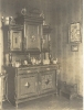 Wohnzimmer-Buffet, Jugenstiltapete, gutbürgerliche Inneneinrichtung, Deutschland zwischen 1900 und 1910