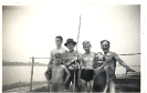 Familie posiert in Badebekleidung - Eine Kindheit in Deutschland, am Rhein, 1935