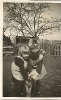 Zwei Mädchen mit eine Ziege (Kleidung und Schürze der Mode der 30er Jahren) , Historische Fotografie - Eine Kindheit in Deutschland, in Staufen,  1930