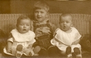 1925 - Portrait der Zwillinge Georg und Hannelore mit Bruder