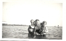 Die Zwillinge Hannelore und Georg im Wasser-Eine Jugend in Deutschland, 1935