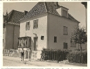 Die Zwillinge Hannelore und Georg stehen vor dem Haus, Historisches Geschwisterporträt - Eine Kindheit in Deutschland, 1936 