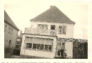 Die drei Geschwister stehen vor dem Haus, Historische Fotographie, 1936
