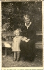 Großmutter und Enkelin - historische Fotografie 1936