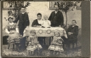 Familie mit 6 Kindern im Garten, gutbürgerlich - Historisches Familienfoto