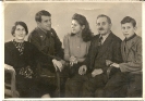 Familienfoto mit Großeltern, Vater in Uniform, Mutter und Junge 