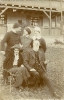 Familie im Garten, Historische Fotografie