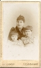 Atelierfoto von Ad.Richter, Leipzig-Lindenau - Mutter mit zwei Kindern