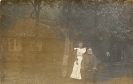 Herr mit Hausangestellte oder Tochter - historische Fotografie als Postkarte konzipiert