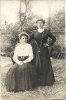 Zwei Frauen im Garten, historische Fotografie