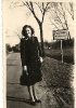 Frau am Ortseingang von Stolzenhagen, Kreis Niederbarnim - Historische Fotografie