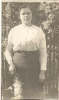 Frau im Garten mit Fliederblüte - historische Fotografie 