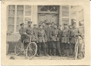 Männer in Uniform und zwei Fahrräder, Ort und Datum unbekannt - historische Fotografie-Gruppenfoto