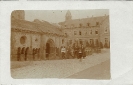 Vor der Kirche, Gruppenbild, Ort und Datum unbekannt, historische Fotografie