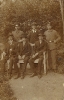 junge Männer, davon 2 in Uniform, historische Fotografie 