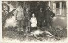 Jäger, Kinder und Hirsch als Jagdtrophäe, historisches Gruppenfoto