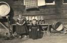 Kleinkinder in Tracht - Zwei Kinder mit Holzschuhe, historische Fotografie 