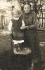 Frau und Mädchen im Garten - Historische Fotografie als Postkarte konzipiert, an Fräulein Hahner, Taufkirchen 
