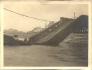 Eingestürzte Brücke, Ort und Datum unbekannt, historische Fotografie  