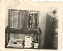 Radioapparat und Odeon-Schallplatten, historische Fotografie