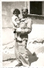 Deutscher Soldat und Kleinkind, Lampedusa, Süd-Italien, 1942