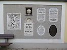 Friedhof St. Barbara, Linz - Grabplatten in der Mauer des Eingangsbereiches