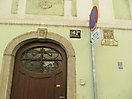 Bethlehemstraße 42, Linz - Eingangsportal und Platte aus Kelheimerstein